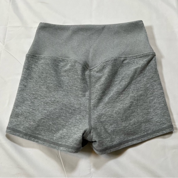 ALO YOGA Alosoft Aura Shorts Size XS High-Waist Biker Light Gray - Picture 5 of 7